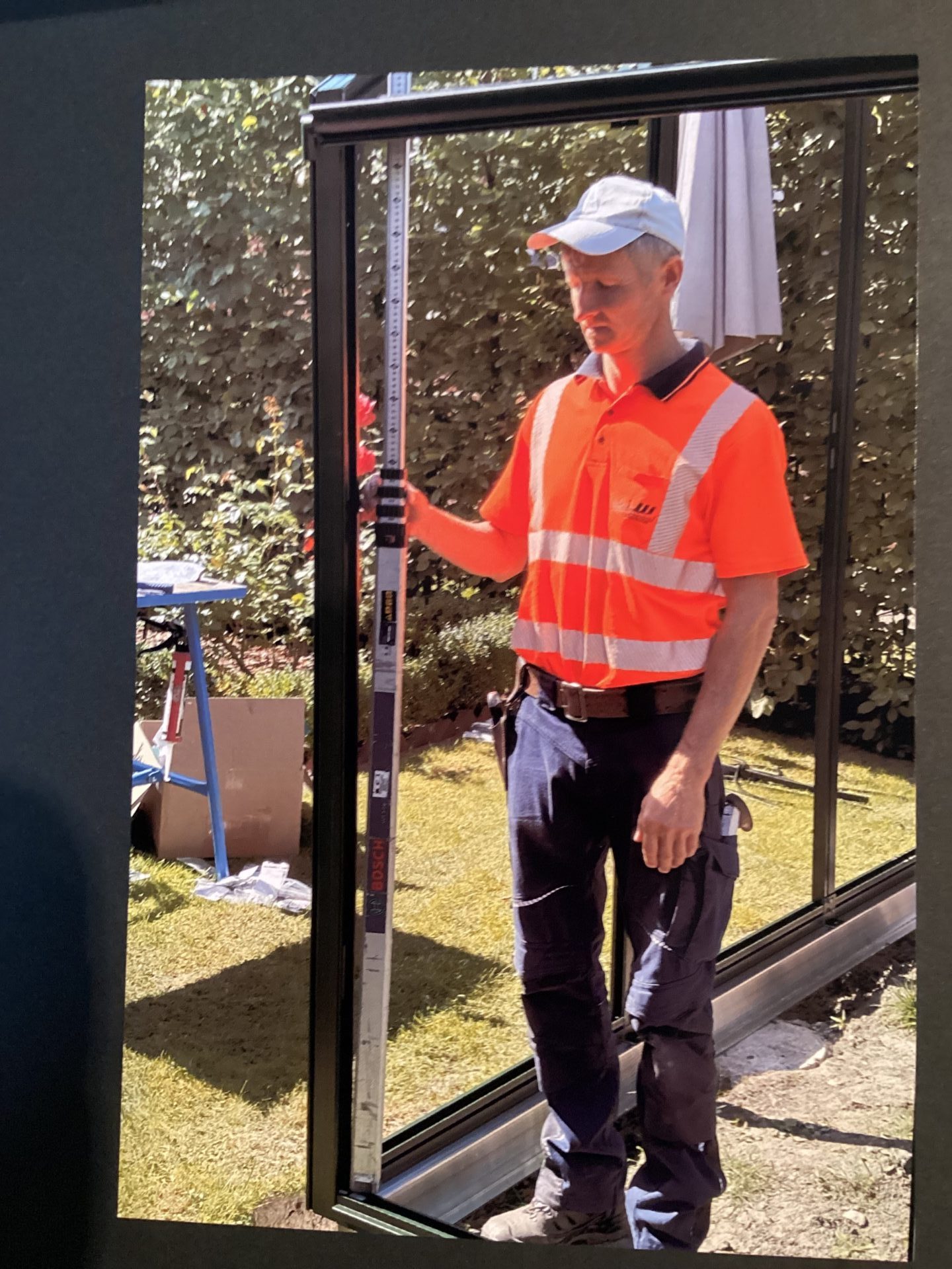 Mann mit Messgerät im Garten