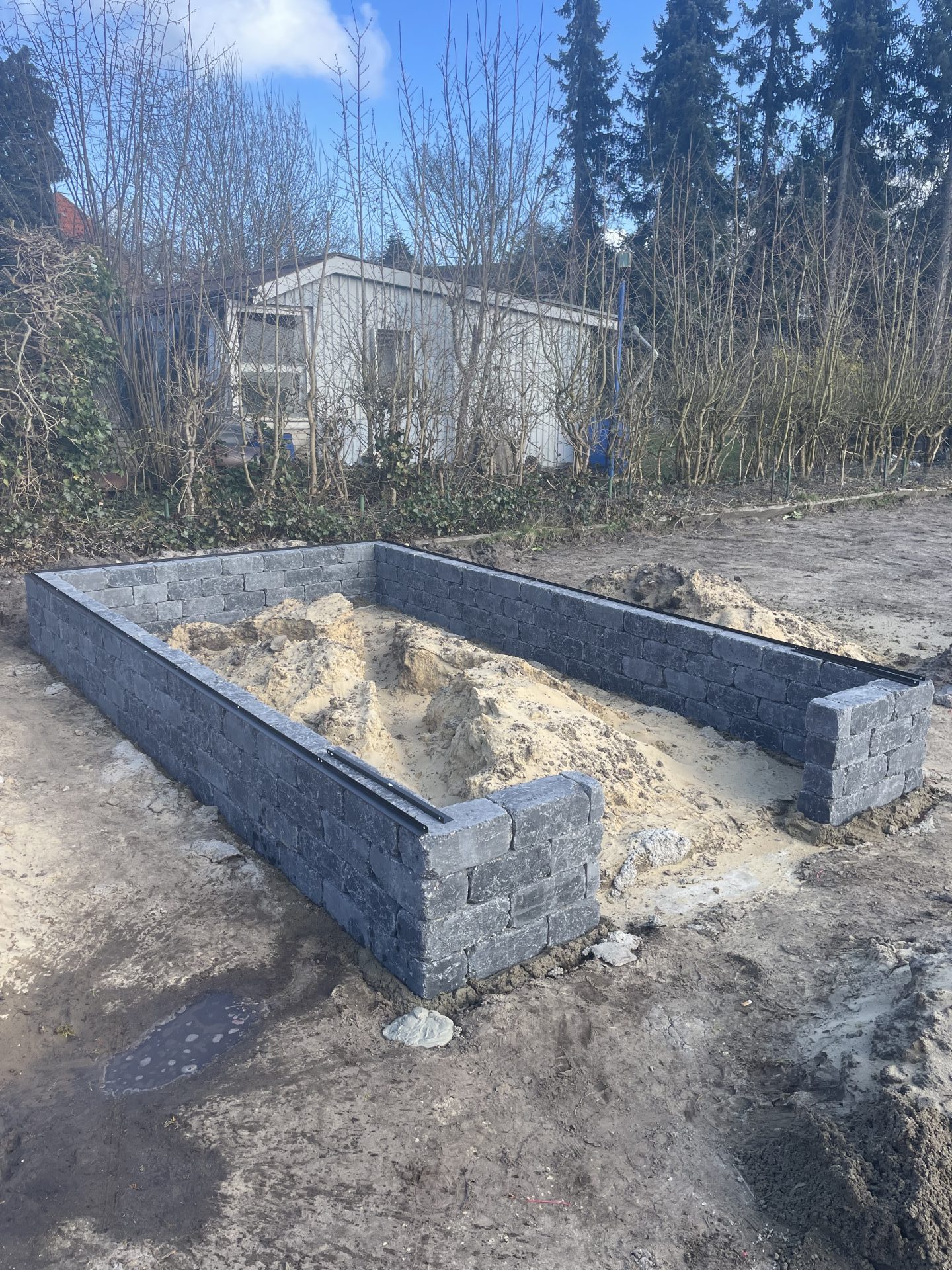 Bau von einer Steinmauer