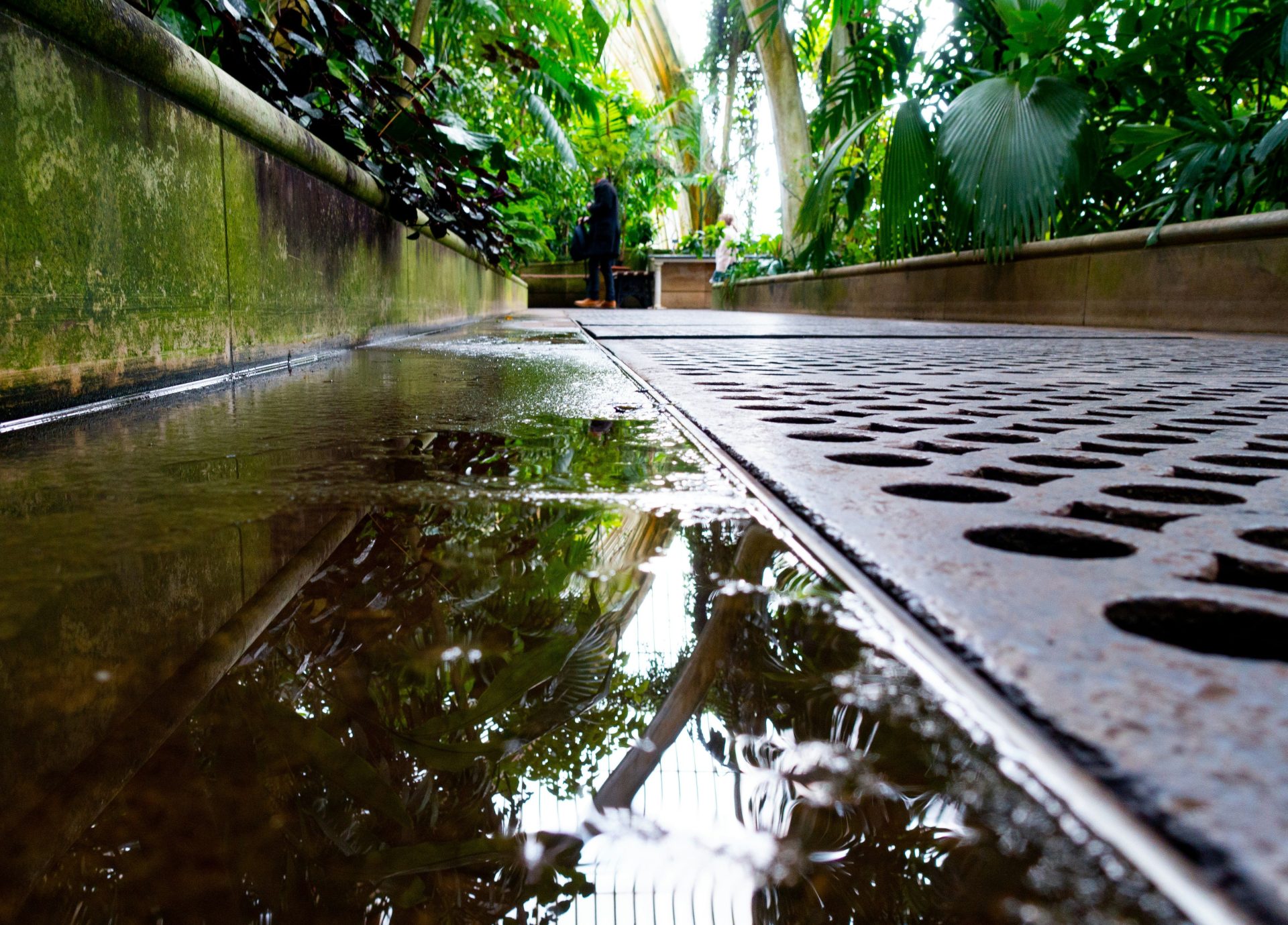 der Boden eines Gebäudes, auf dem viel Wasser steht